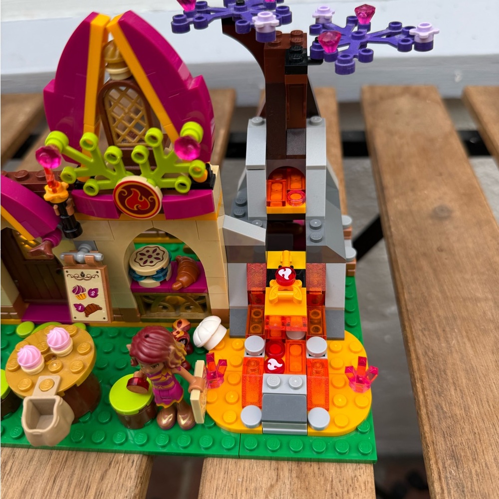 Retired LEGO® 41074 Elves Azari and the Magical Bakery - Picture 3 of 5
